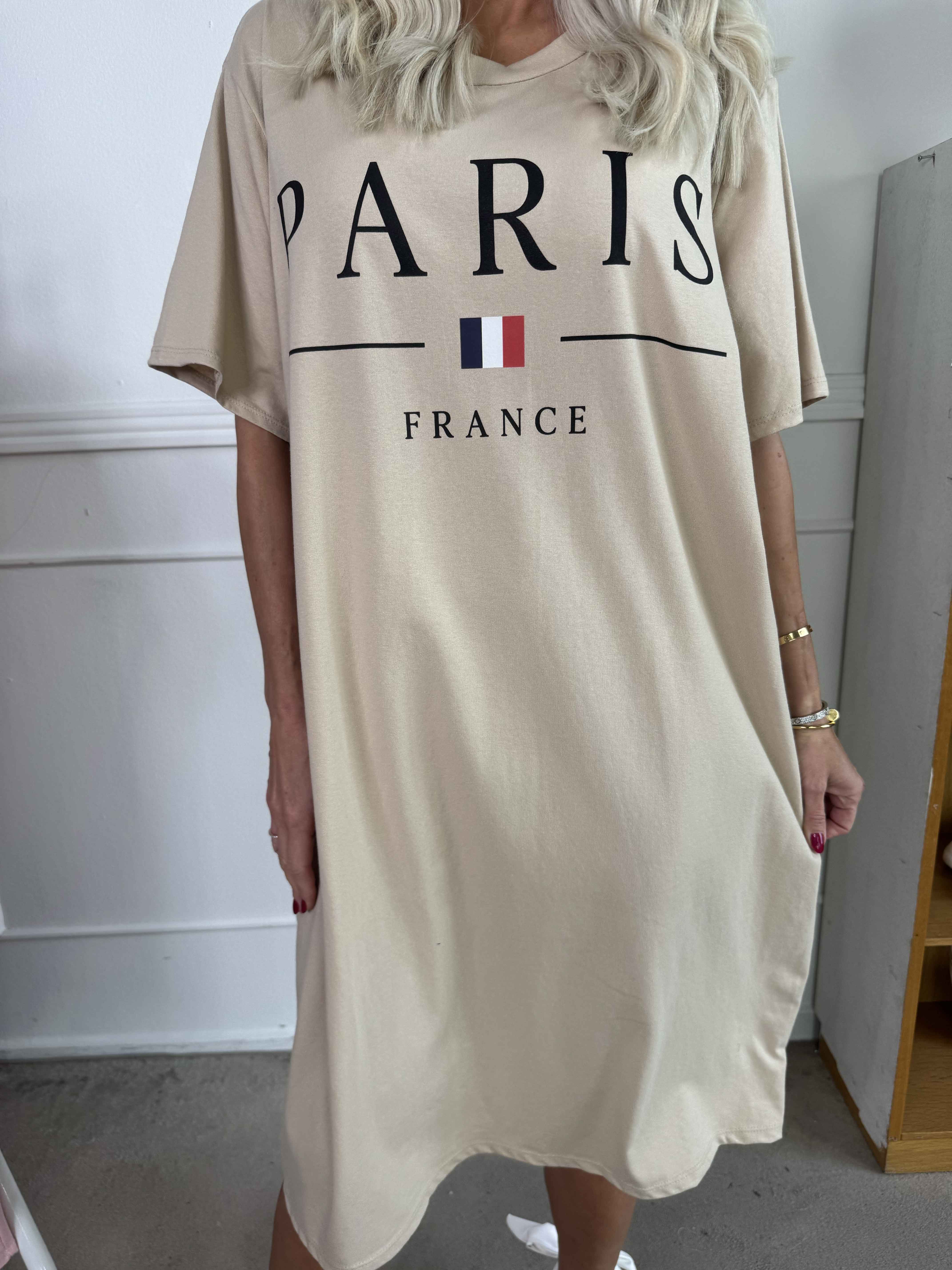 Alice - Joggingklänning i bomull med Paris stående på bröstet